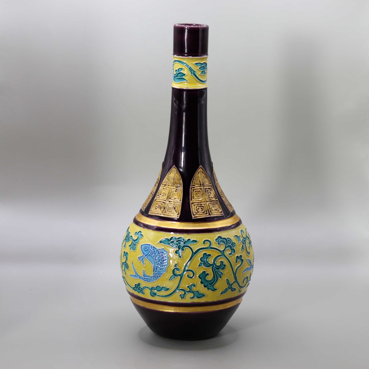 Kochi fish arabesque design peach buttocks vase by Kosai Miyagawa