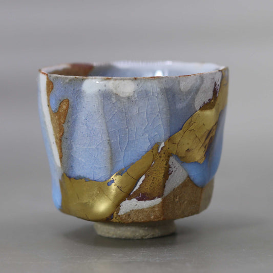 Sake cup with moon-white glaze and gold leaf by Matsubayashi Hosai