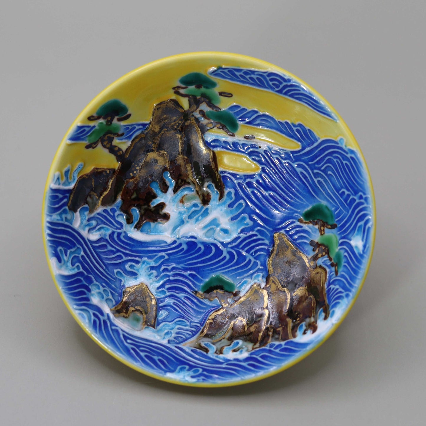 Iron-painted Kochi Matsushima flat sake cup by Kosai Miyagawa
