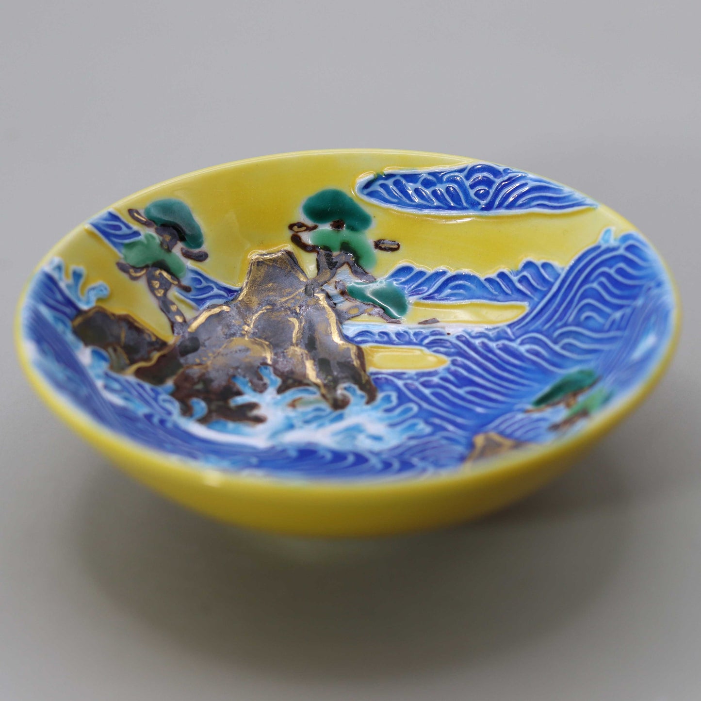 Iron-painted Kochi Matsushima flat sake cup by Kosai Miyagawa