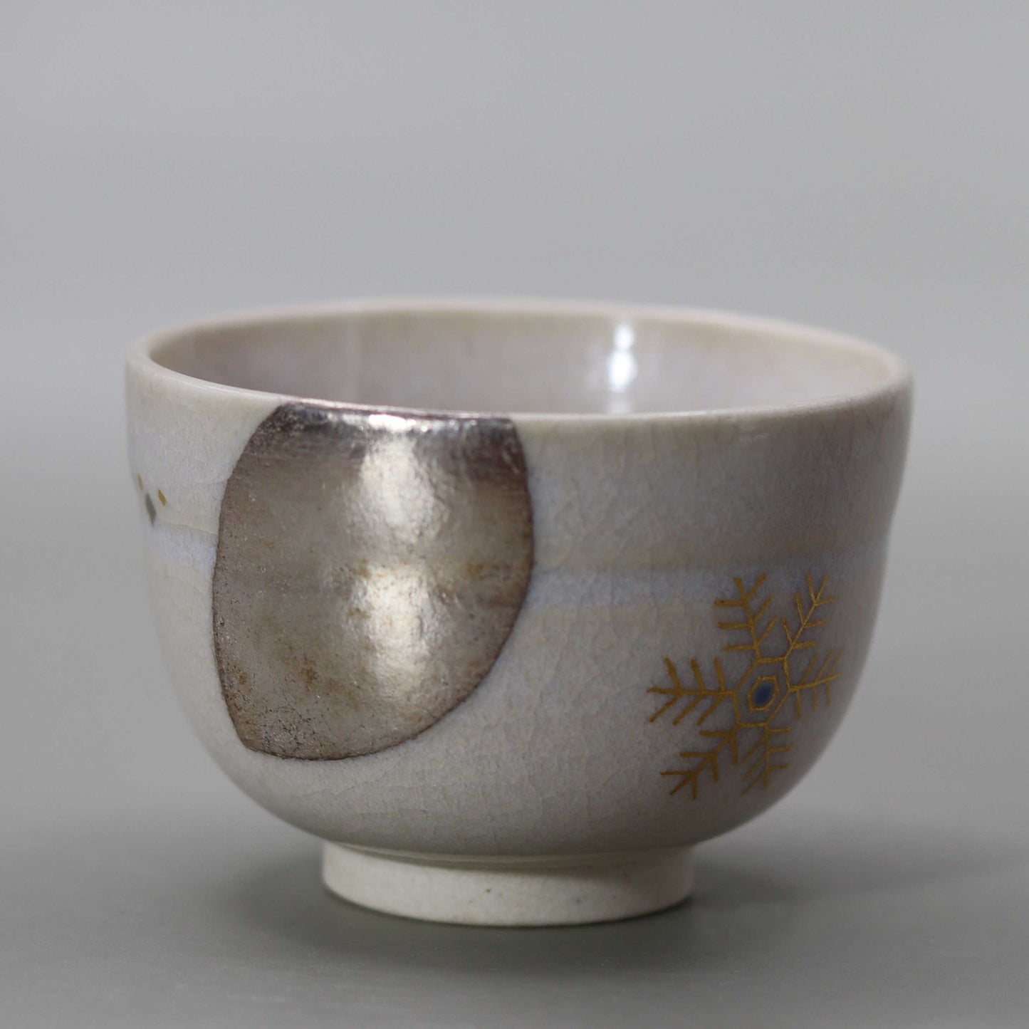 Straw ash glaze snow, moon and flowers cup by Kosai Miyagawa