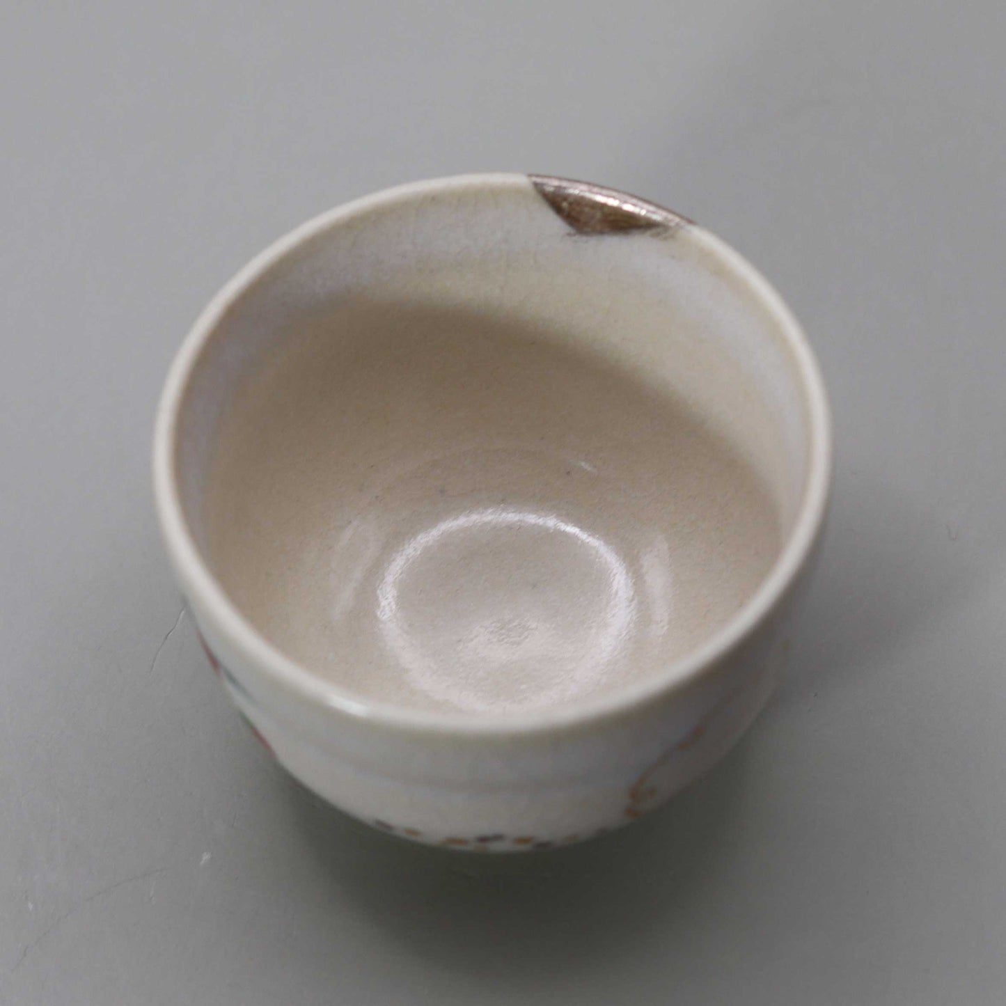Straw ash glaze snow, moon and flowers cup by Kosai Miyagawa