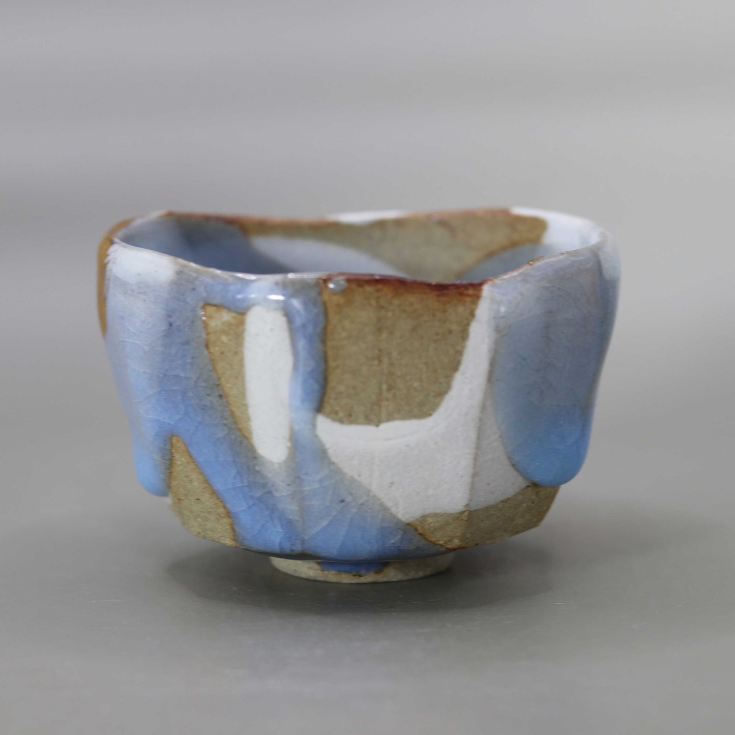 Sake cup with moon-white glaze and gold leaf by Matsubayashi Hosai