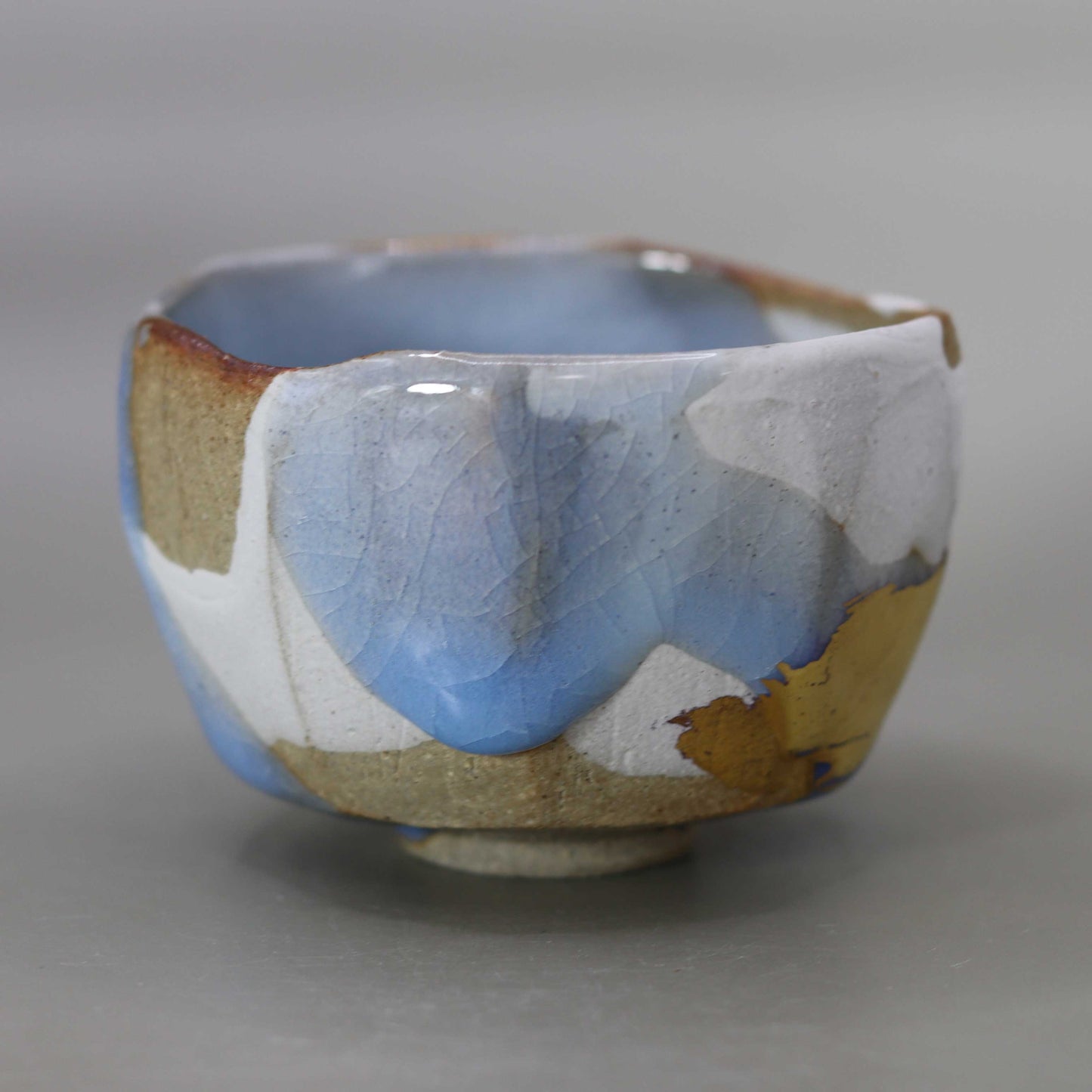 Sake cup with moon-white glaze and gold leaf by Matsubayashi Hosai
