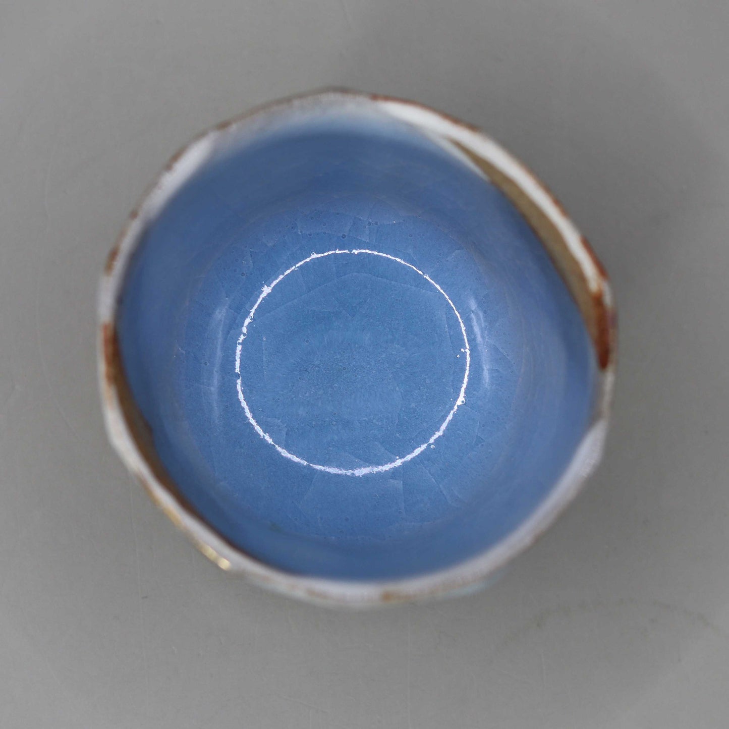 Sake cup with moon-white glaze and gold leaf by Matsubayashi Hosai