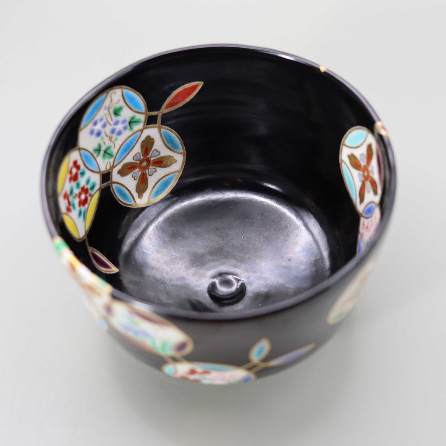 Black glaze round pattern flower cloisonné tea bowl by Miyagawa Kosai
