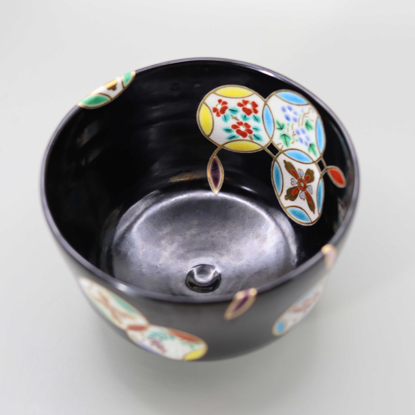 Black glaze round pattern flower cloisonné tea bowl by Miyagawa Kosai