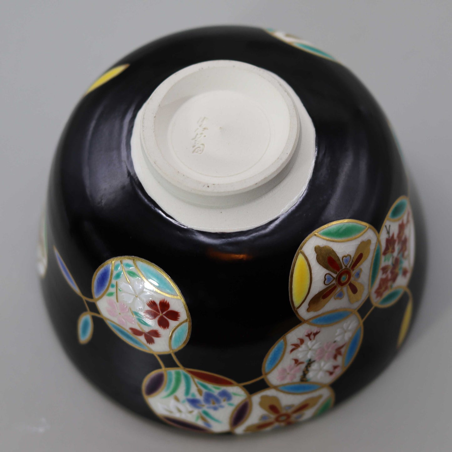 Black glaze round pattern flower cloisonné tea bowl by Miyagawa Kosai
