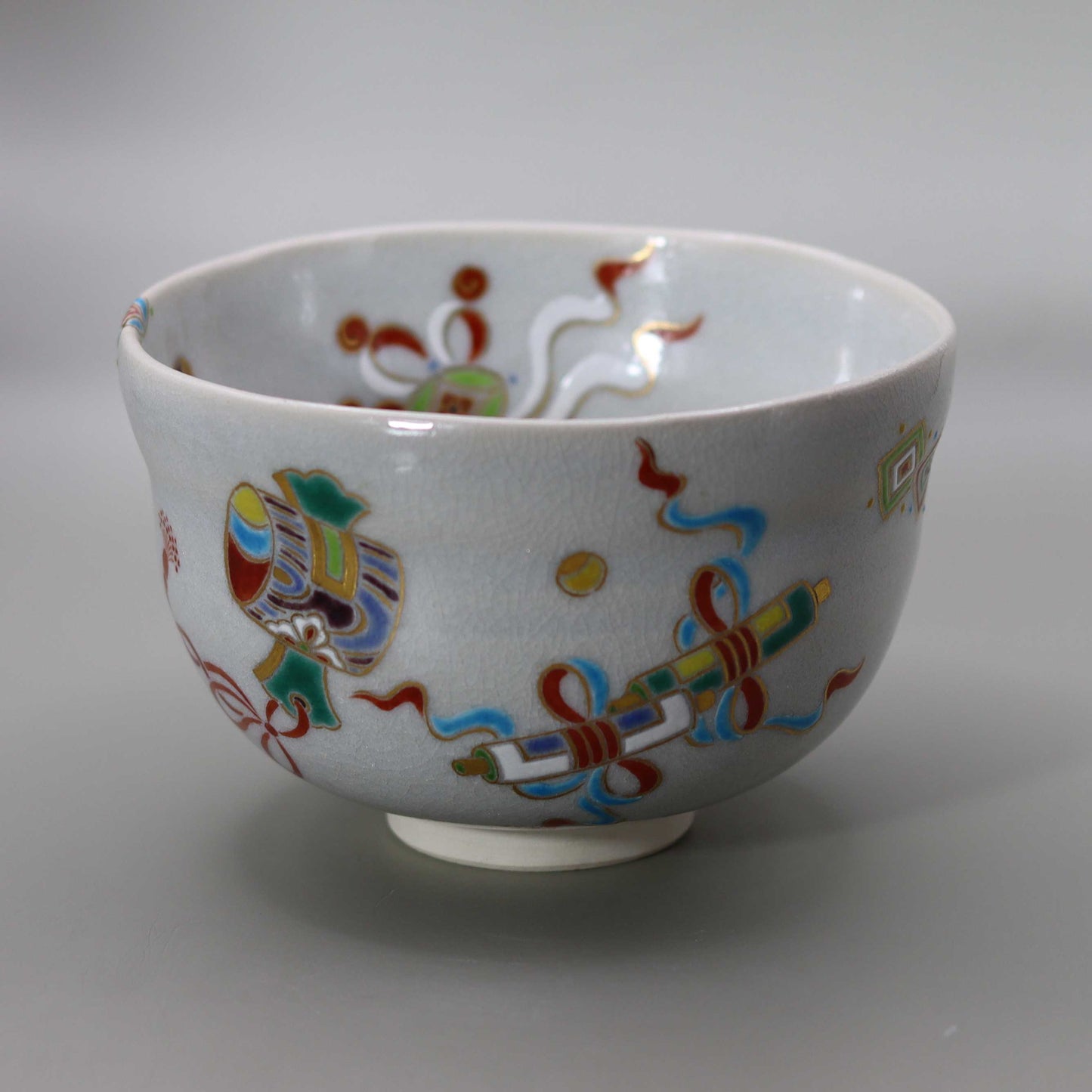 Straw ash glaze tea bowl with a picture of treasures by Kosai Miyagawa