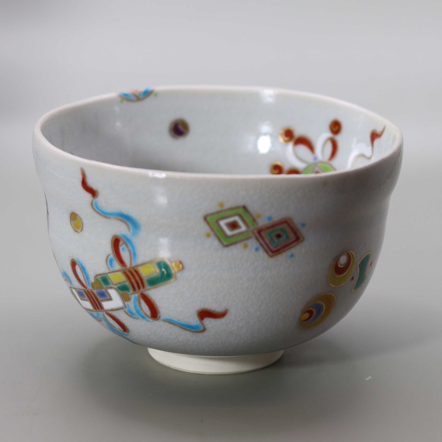 Straw ash glaze tea bowl with a picture of treasures by Kosai Miyagawa