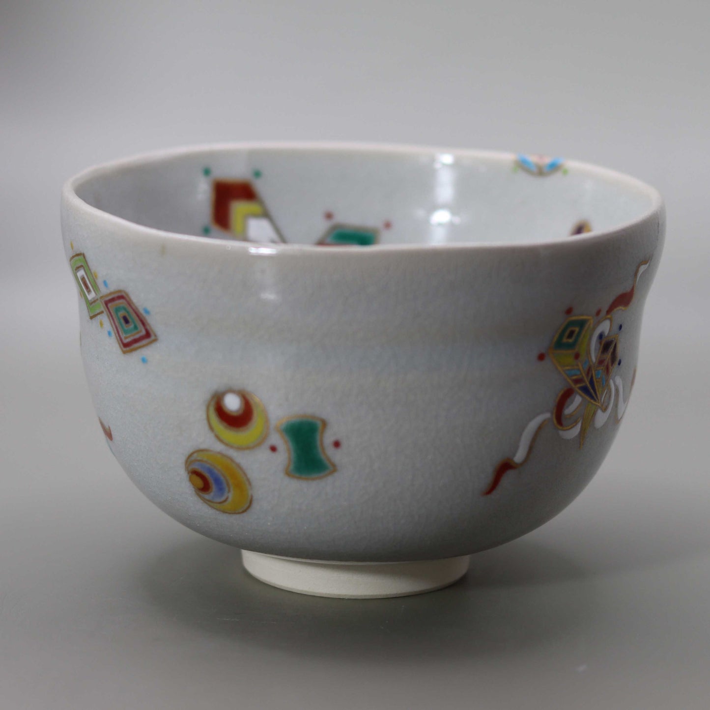 Straw ash glaze tea bowl with a picture of treasures by Kosai Miyagawa