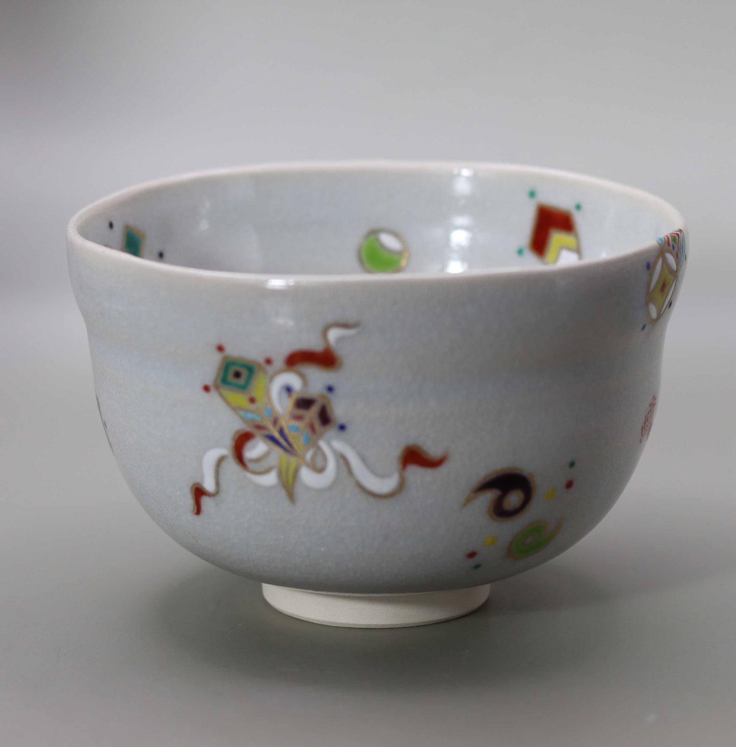 Straw ash glaze tea bowl with a picture of treasures by Kosai Miyagawa