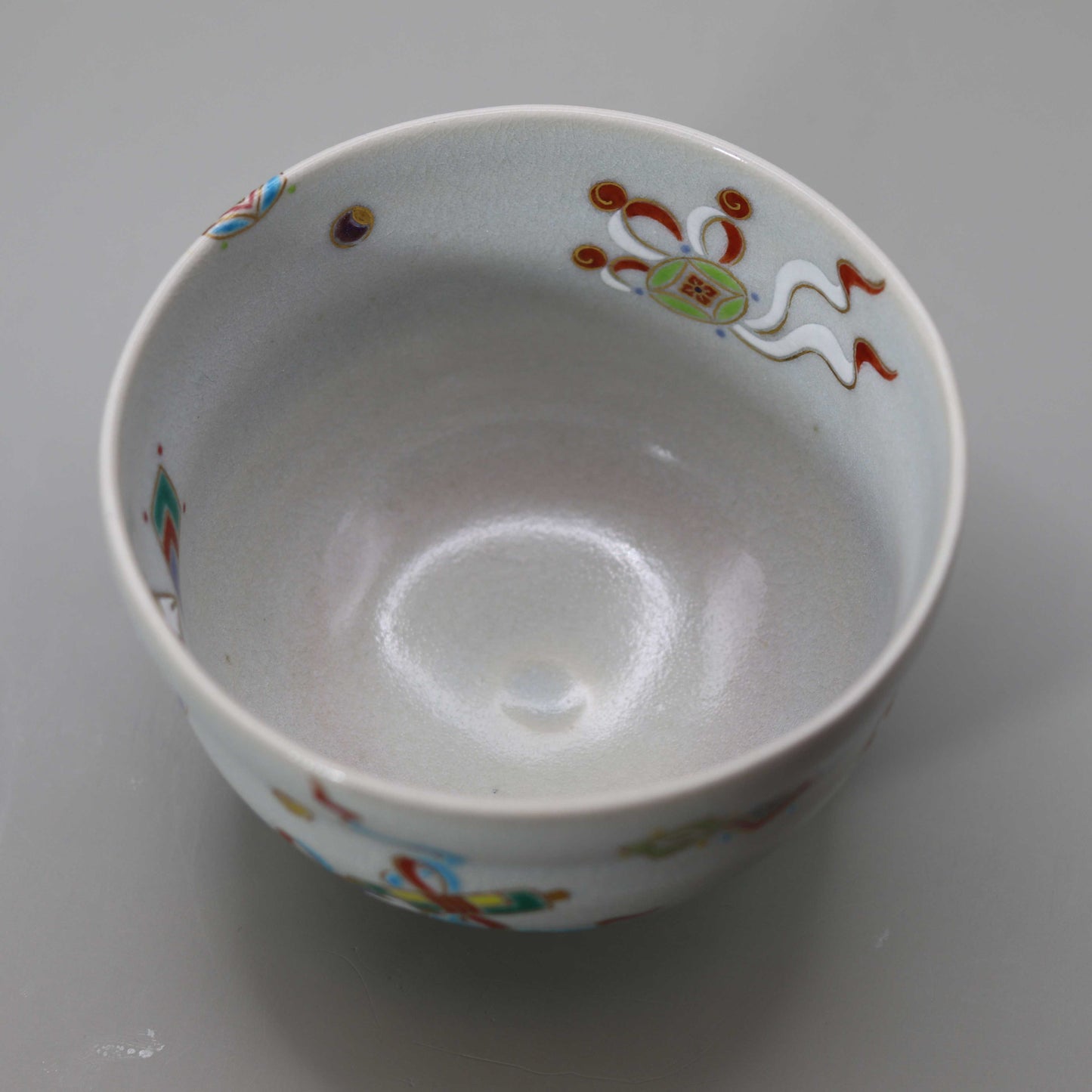 Straw ash glaze tea bowl with a picture of treasures by Kosai Miyagawa