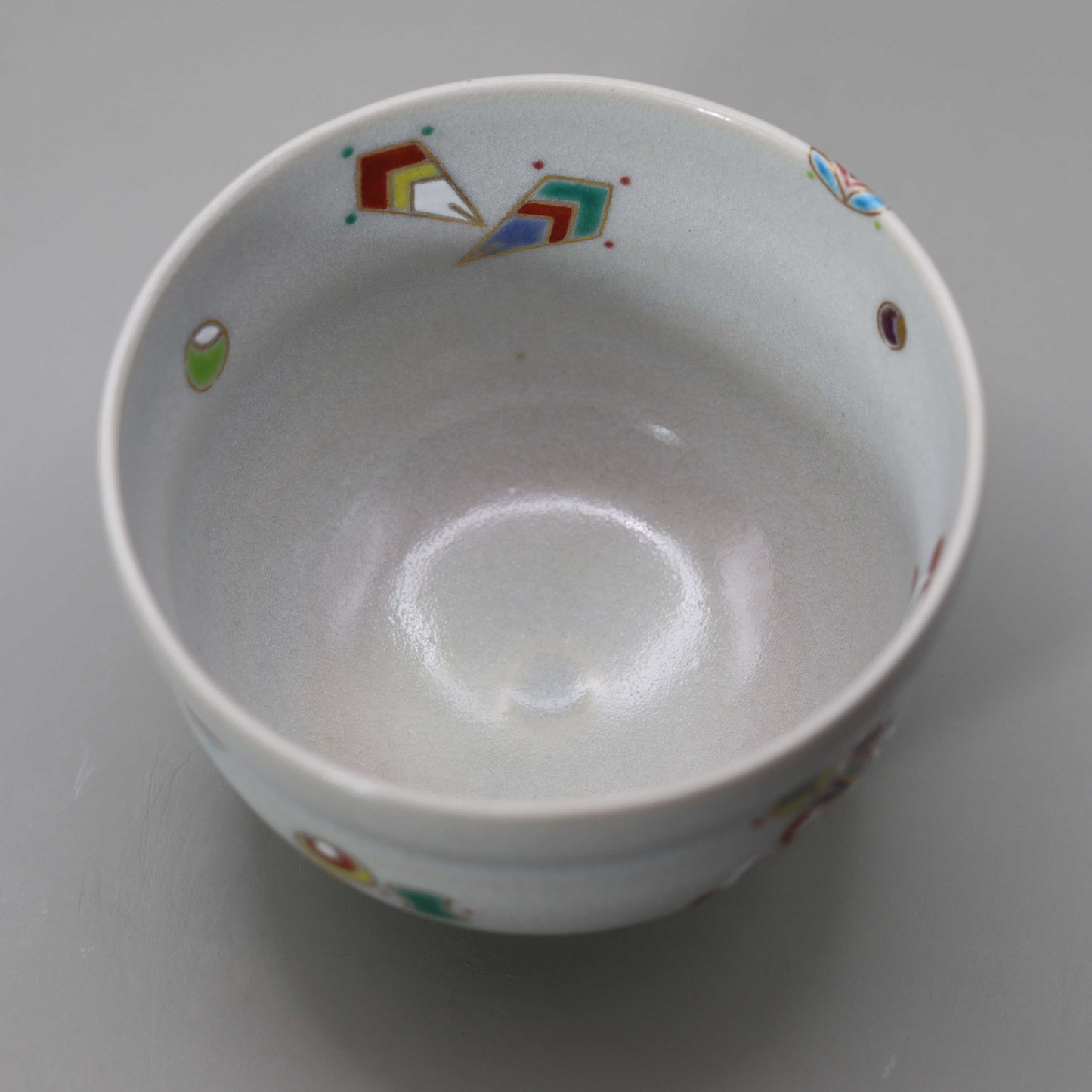 Straw ash glaze tea bowl with a picture of treasures by Kosai Miyagawa