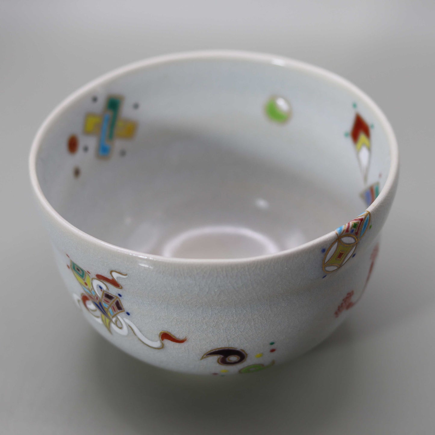 Straw ash glaze tea bowl with a picture of treasures by Kosai Miyagawa