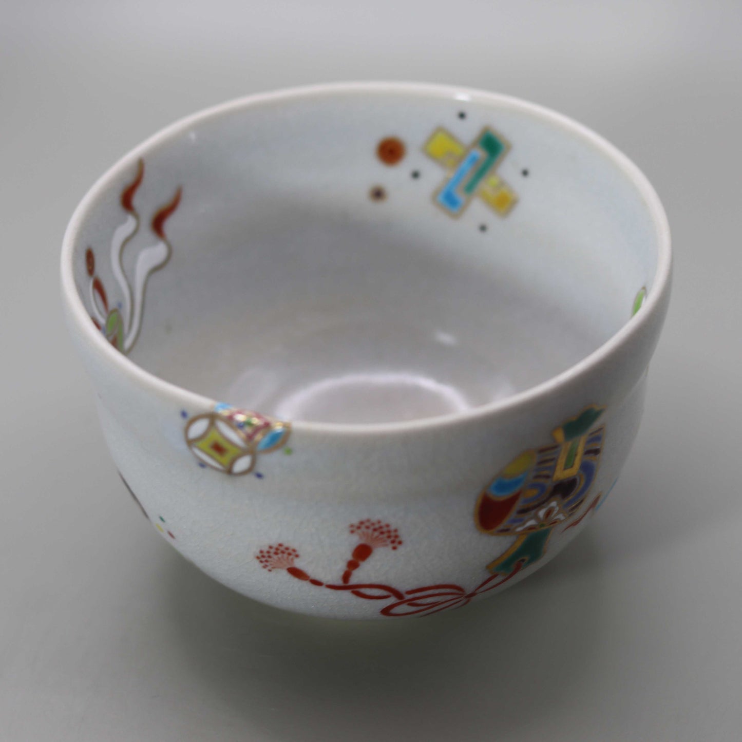 Straw ash glaze tea bowl with a picture of treasures by Kosai Miyagawa