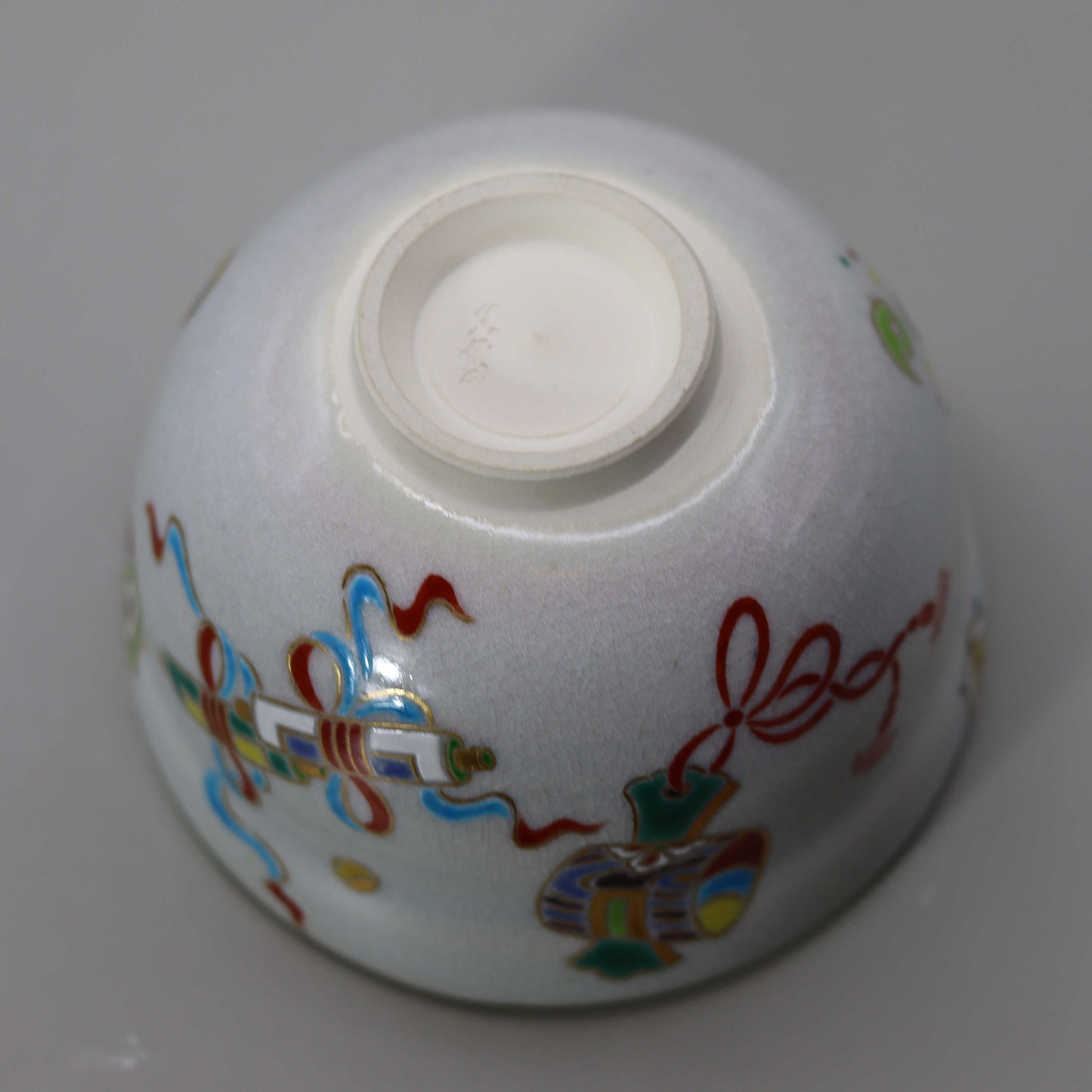 Straw ash glaze tea bowl with a picture of treasures by Kosai Miyagawa