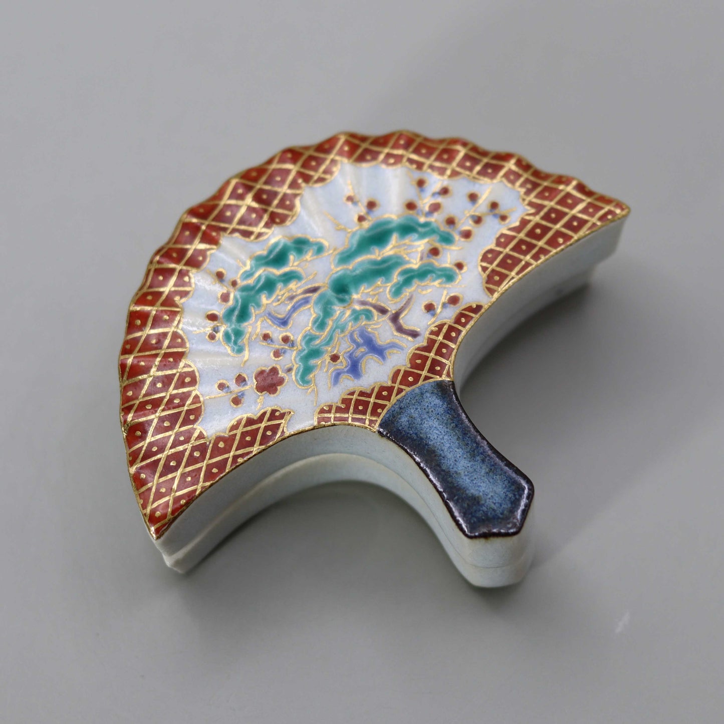Straw ash glaze medium-sized incense container by Kosai Miyagawa