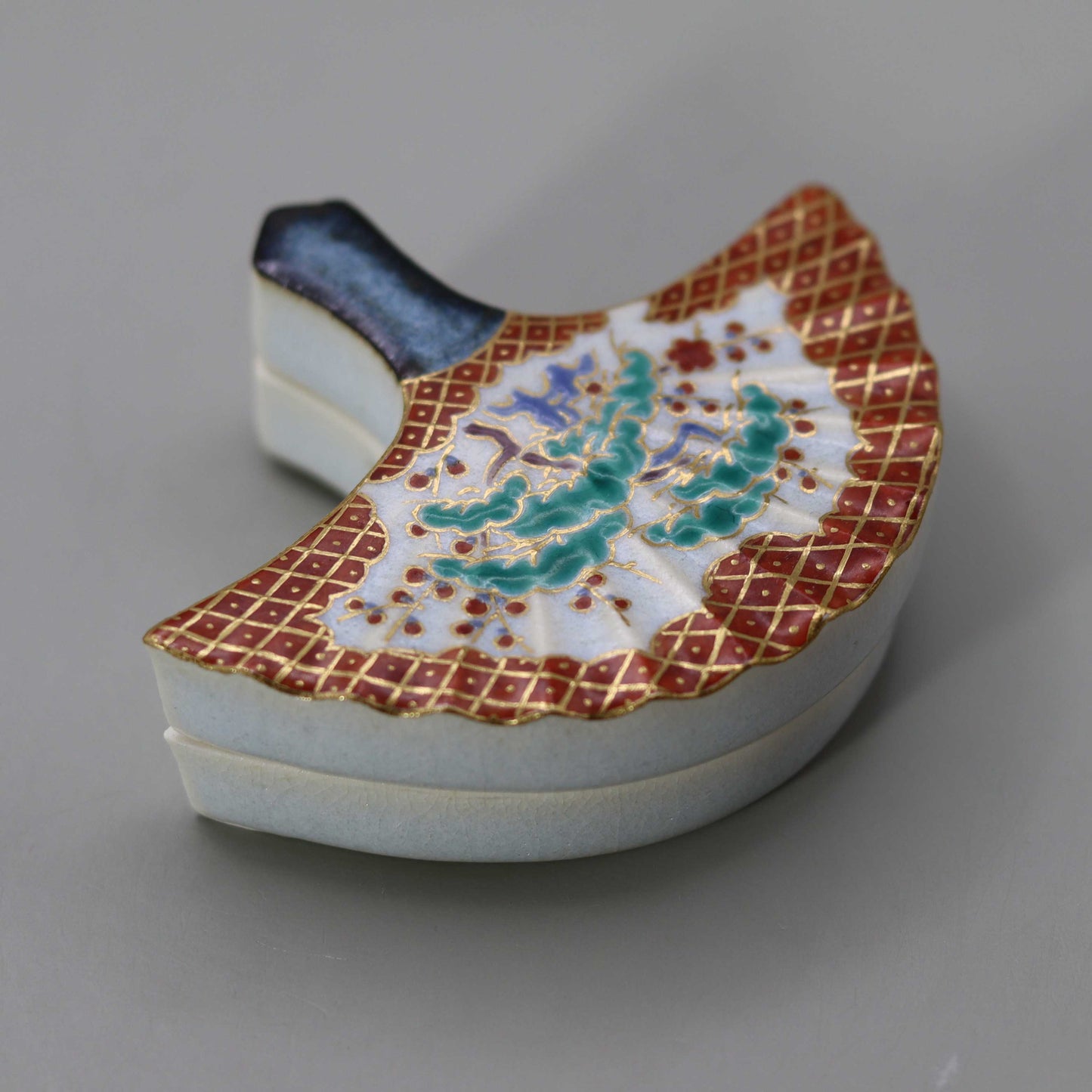 Straw ash glaze medium-sized incense container by Kosai Miyagawa