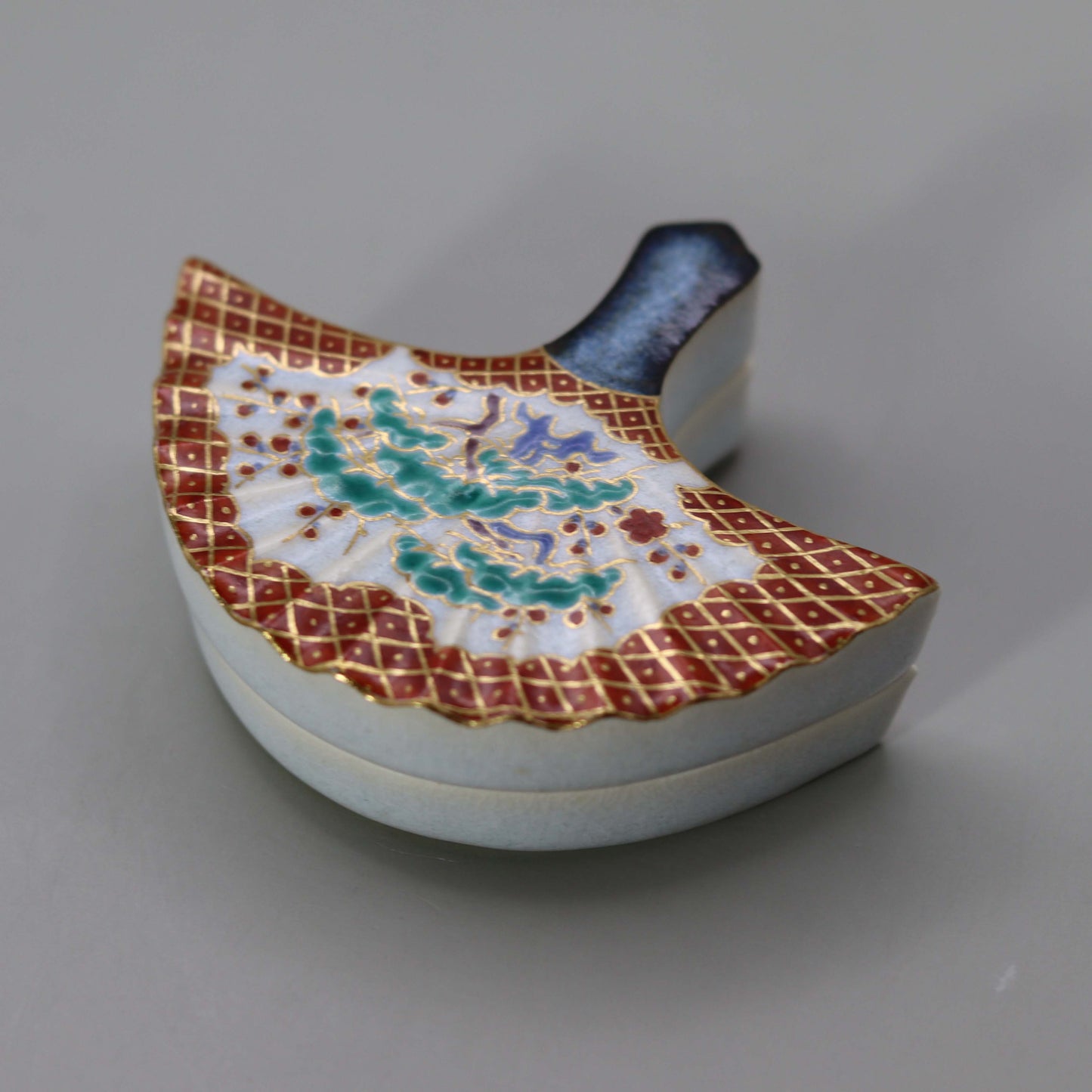 Straw ash glaze medium-sized incense container by Kosai Miyagawa