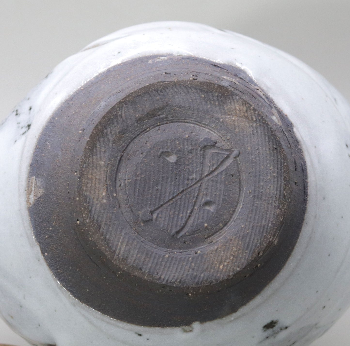 Yuichi Ikai 的白釉花瓶