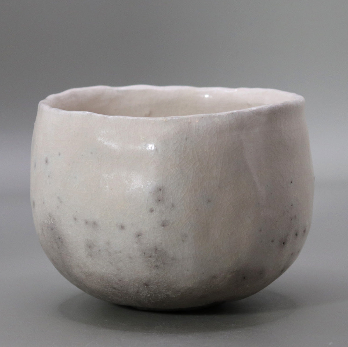 off-white matcha green tea bowl by Yanashita Hideki
