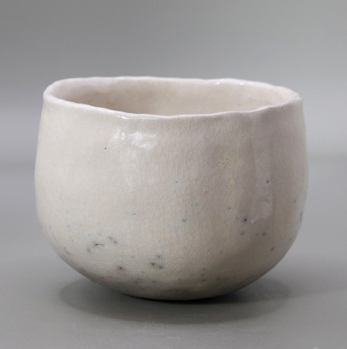 off-white matcha green tea bowl by Yanashita Hideki
