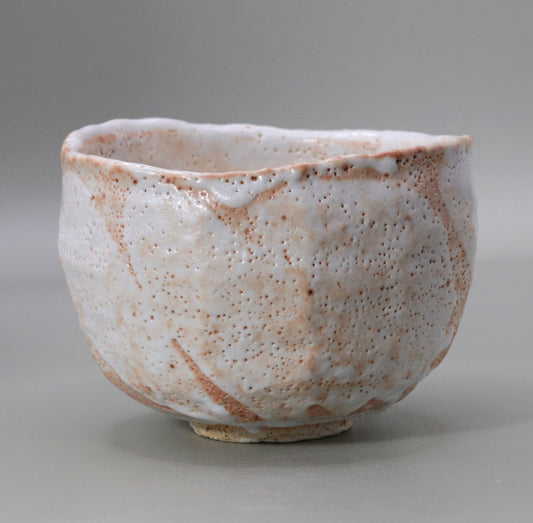 Shino matcha tea bowl by Yanashita Hideki