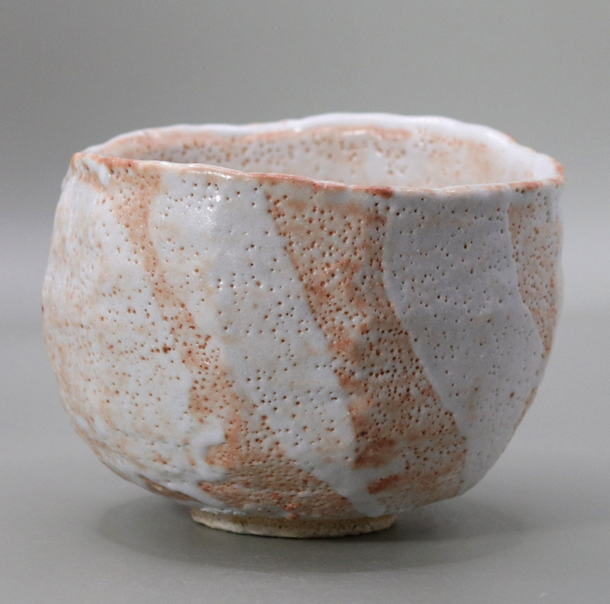 Shino matcha tea bowl by Yanashita Hideki