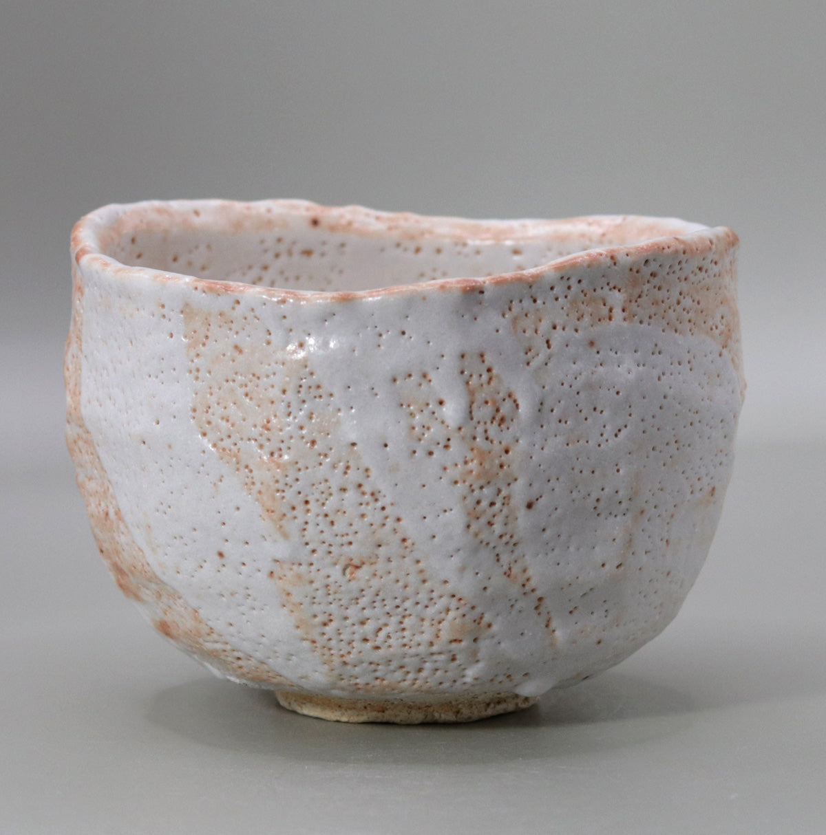 Shino matcha tea bowl by Yanashita Hideki