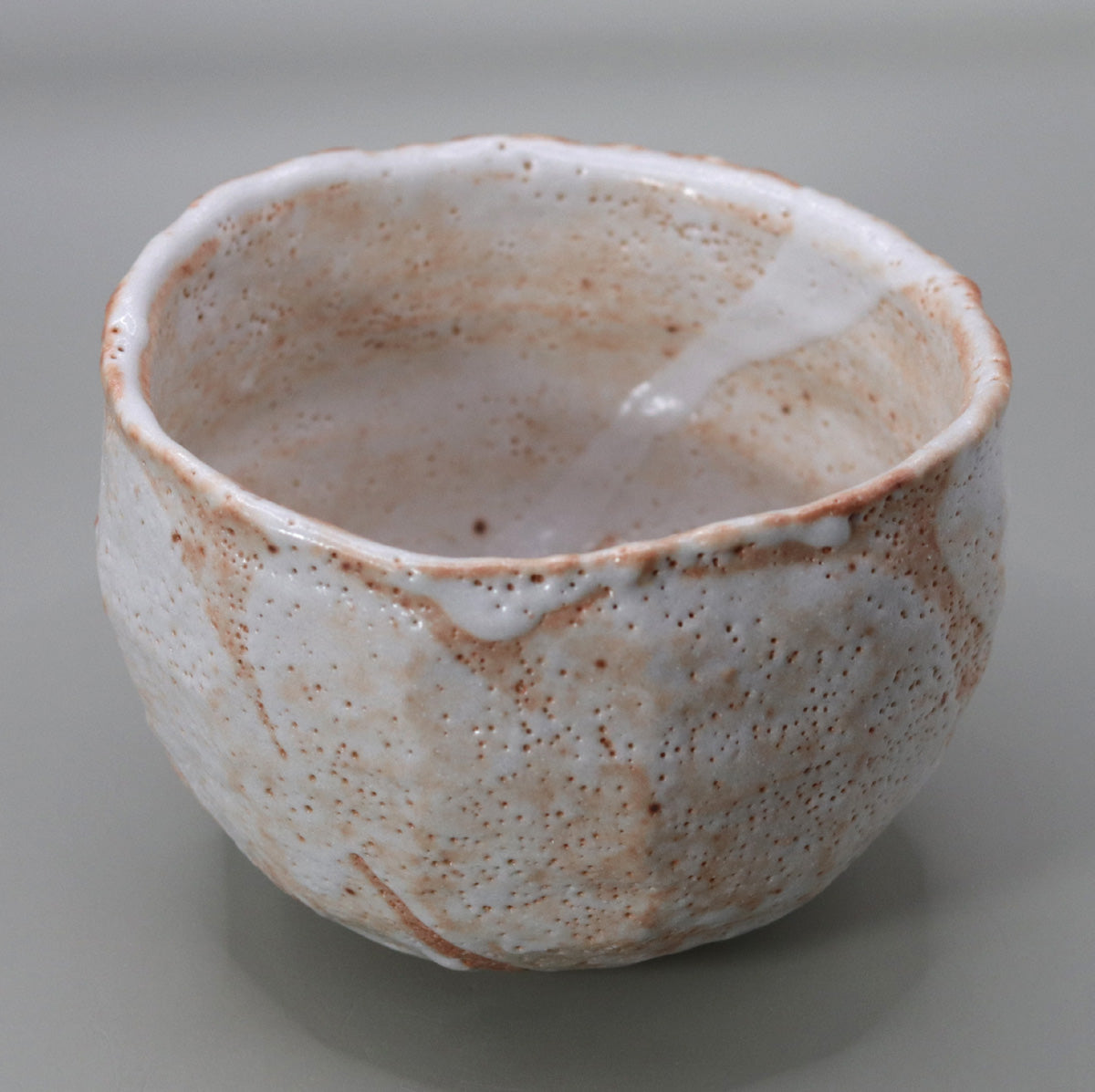 Shino matcha tea bowl by Yanashita Hideki