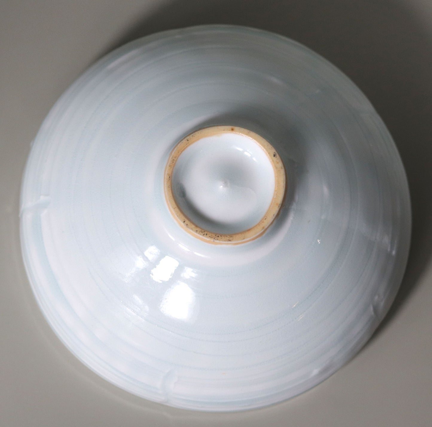 灰瓷扁茶碗,由井井一 (Yuichi Ikai) 设计