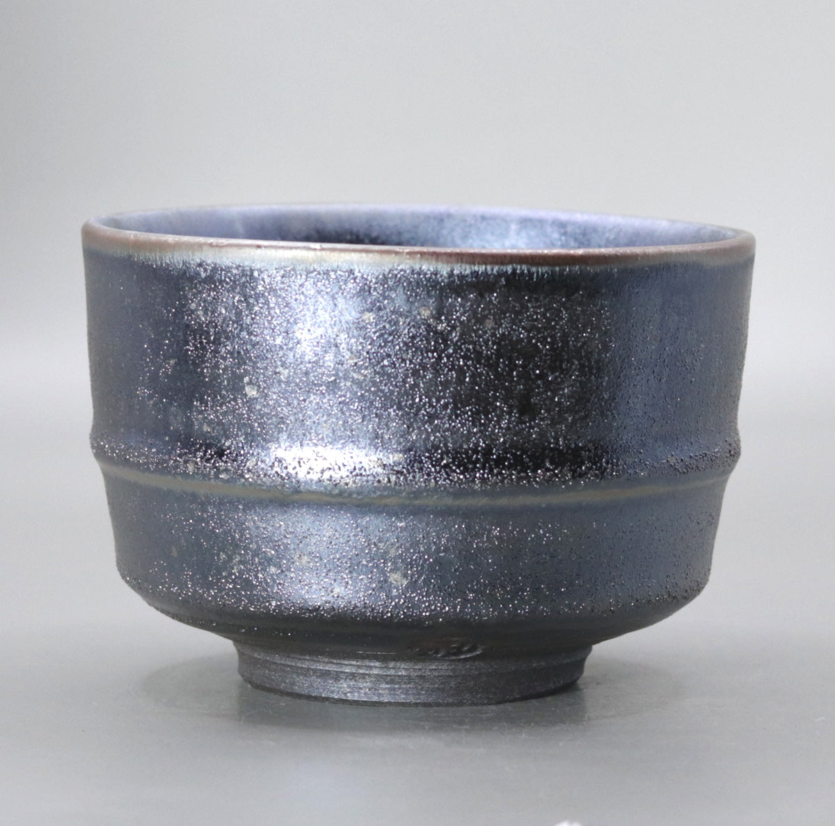 Tenmoku glaze cylindrical tea bowl by Okada Yu