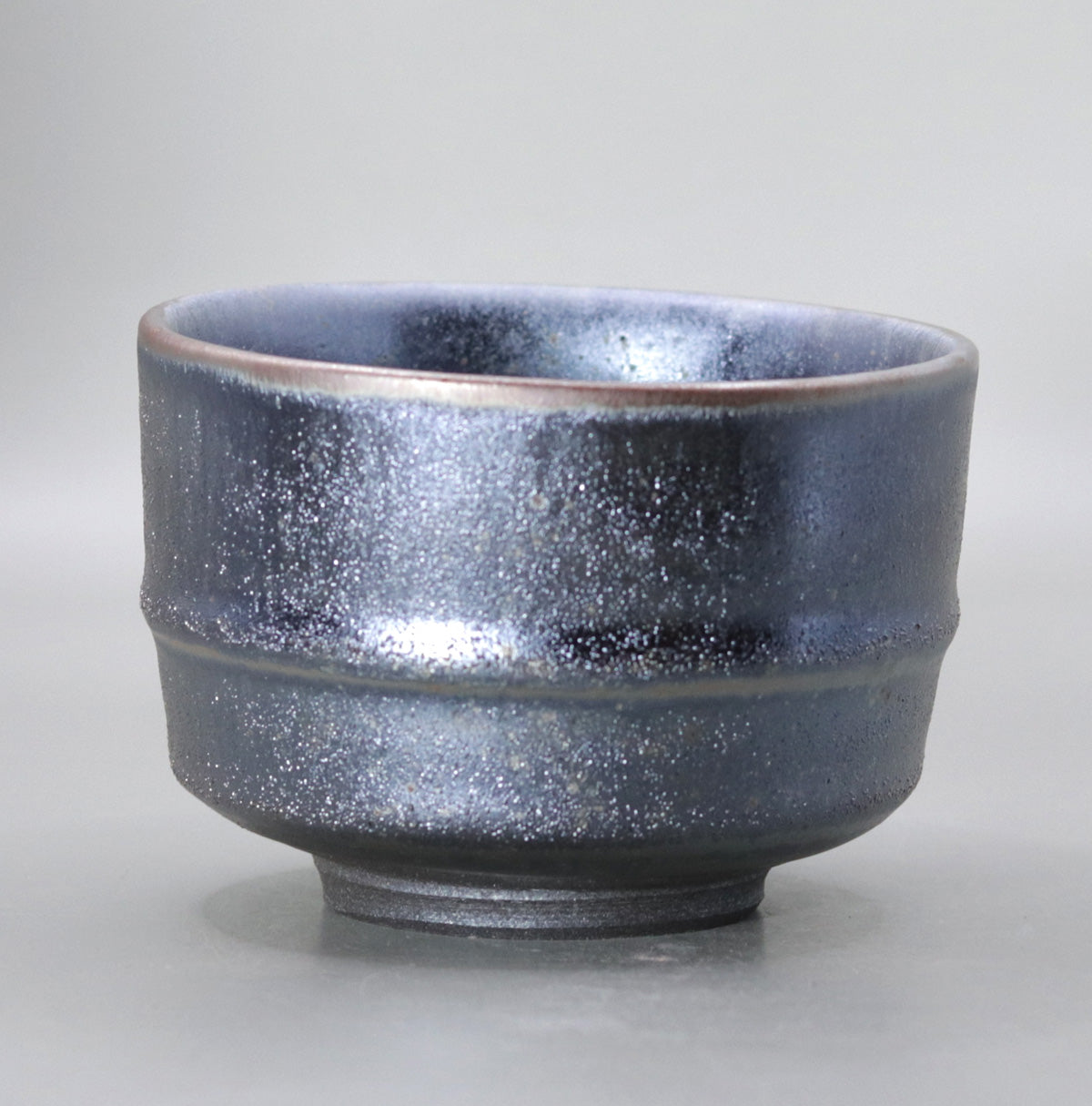 Tenmoku glaze cylindrical tea bowl by Okada Yu