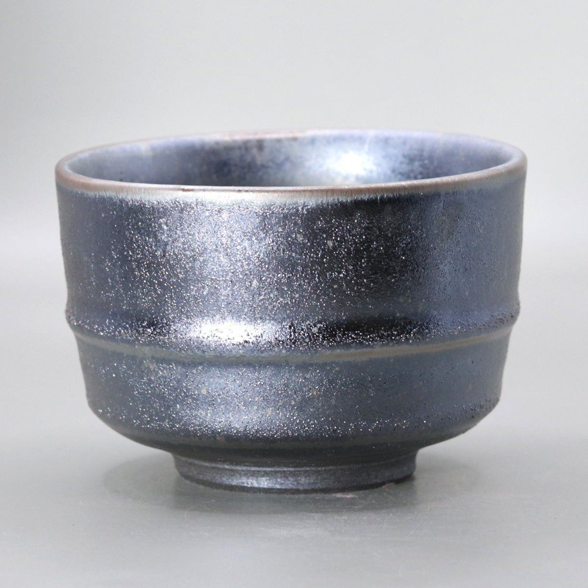 Tenmoku glaze cylindrical tea bowl by Okada Yu