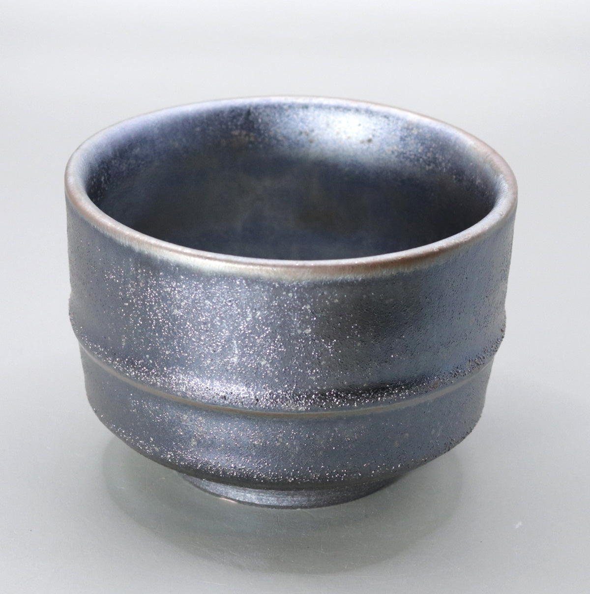 Tenmoku glaze cylindrical tea bowl by Okada Yu