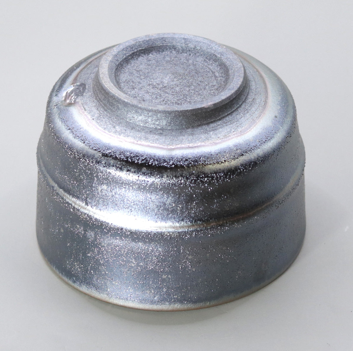 Tenmoku glaze cylindrical tea bowl by Okada Yu