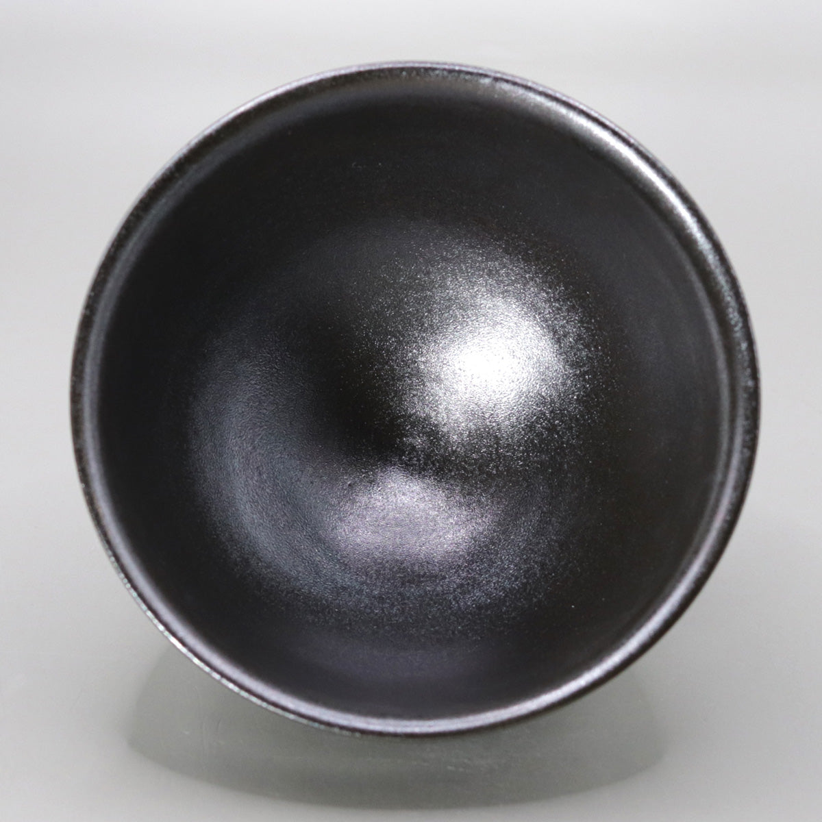 Iron glaze kiln-transformed tea bowl (Tenmoku style) by Okada Yu