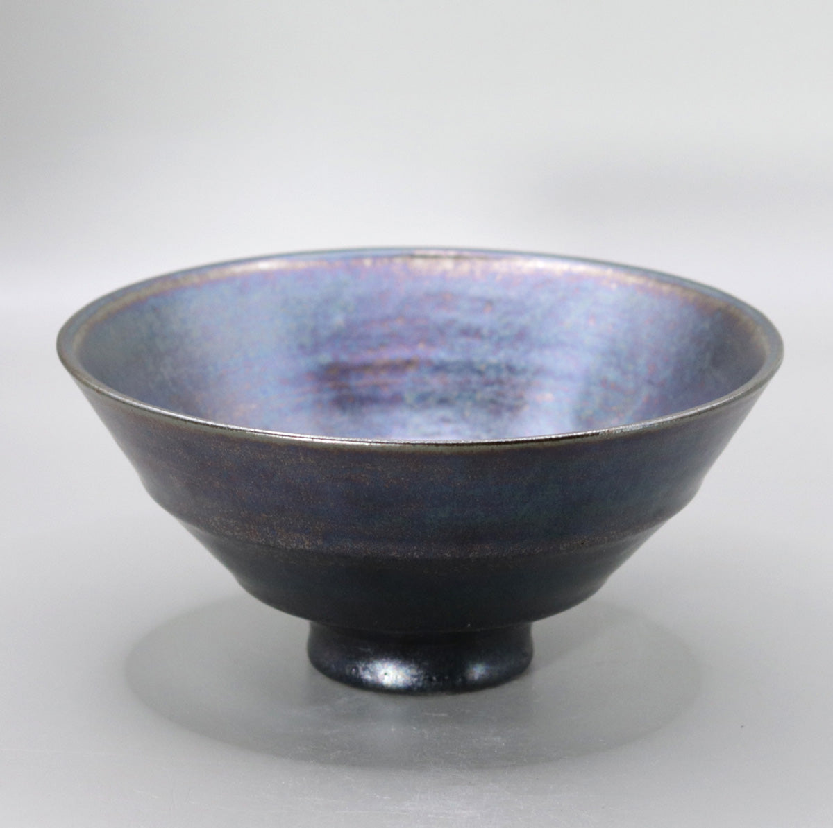 Iron glaze kiln-transformed tea bowl (line pattern) by Masaru Okada