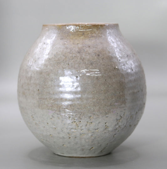 White-painted flower vase by Ogawa Bunsai (5th generation)