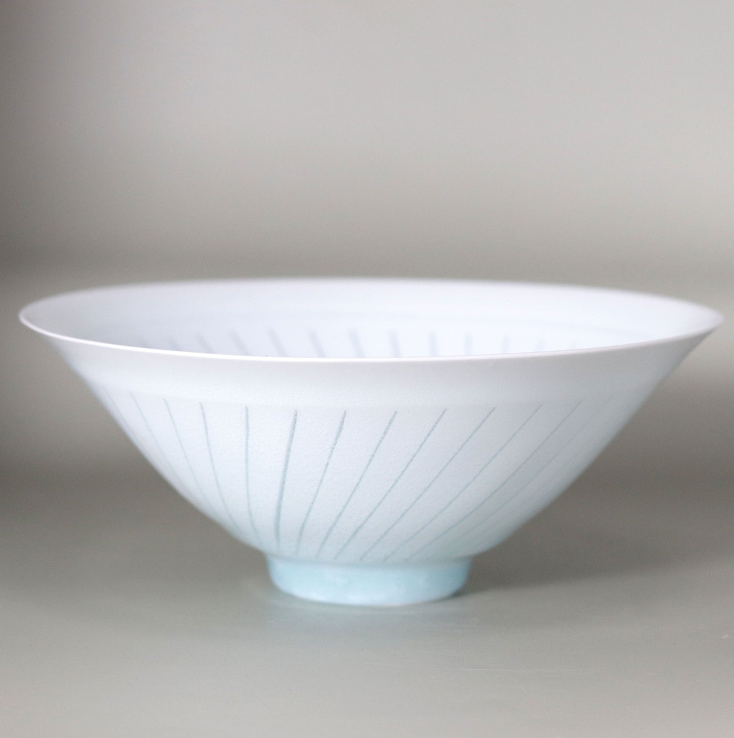 青白磁水ノ華茶碗 井倉幸太郎