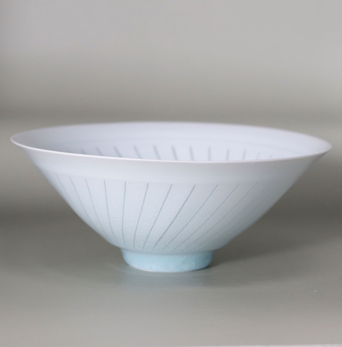 青白磁水ノ華茶碗 井倉幸太郎