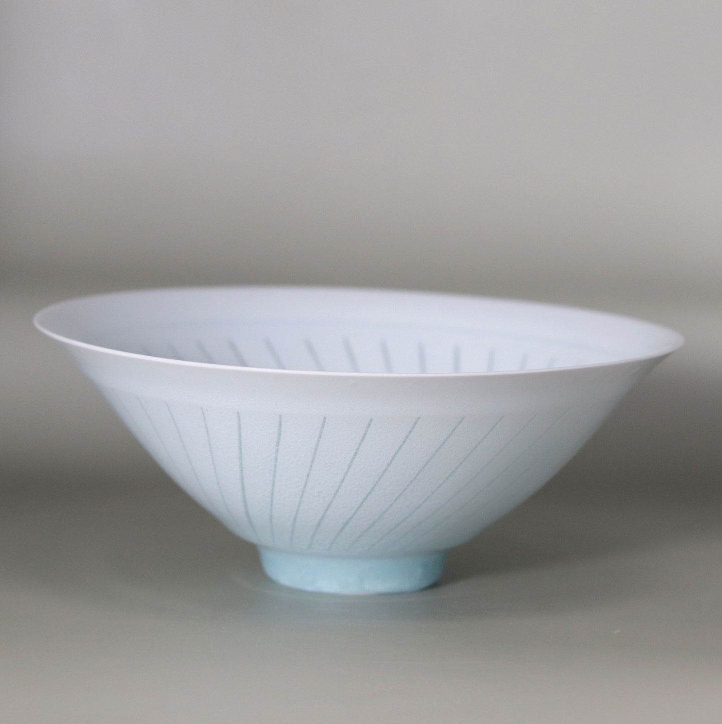 青白磁水ノ華茶碗 井倉幸太郎
