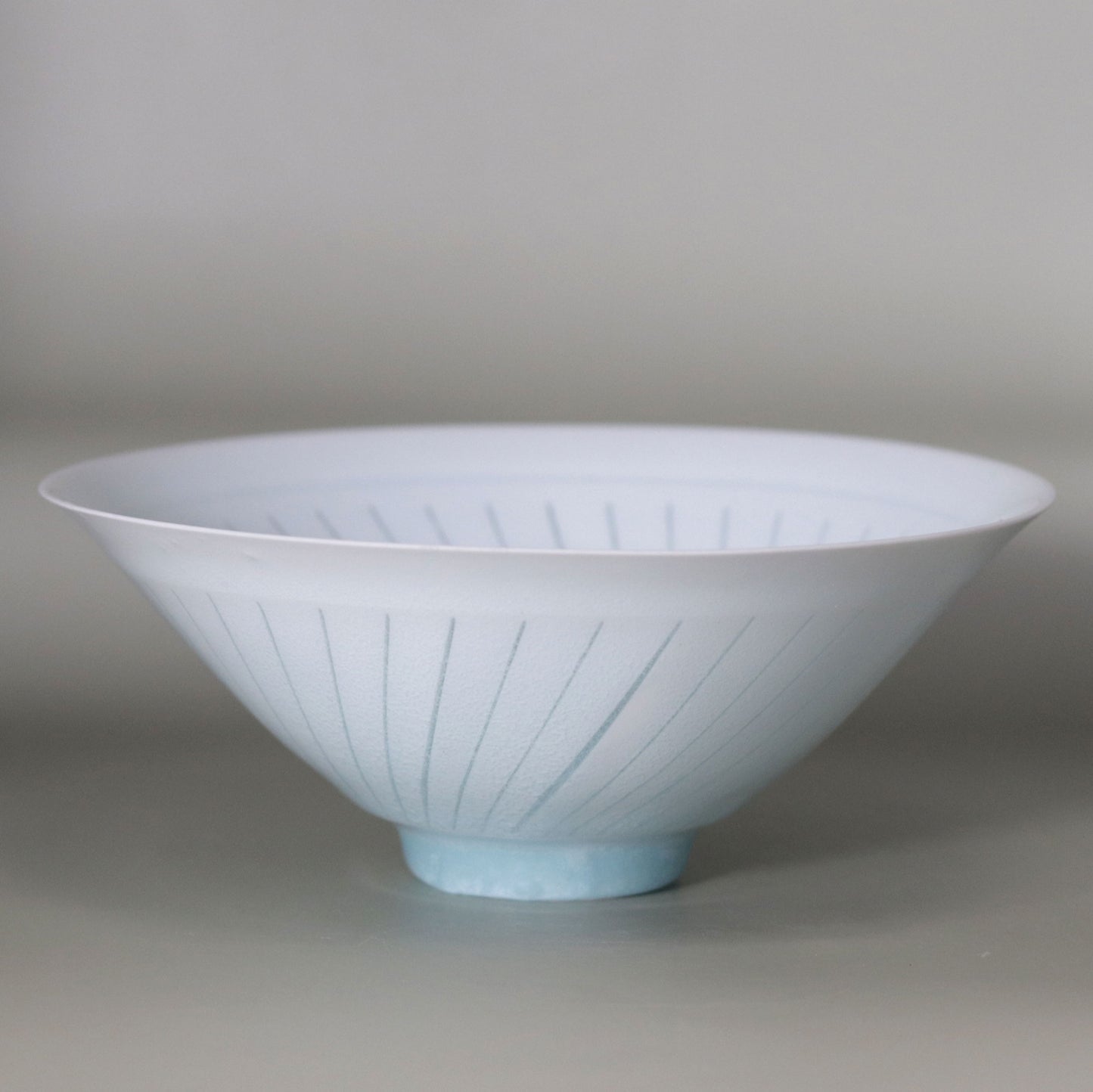 青白磁水ノ華茶碗 井倉幸太郎