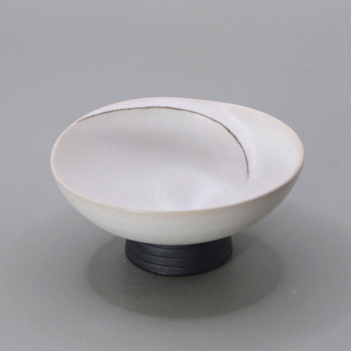 White glaze ridge line sake cup Yu Okada