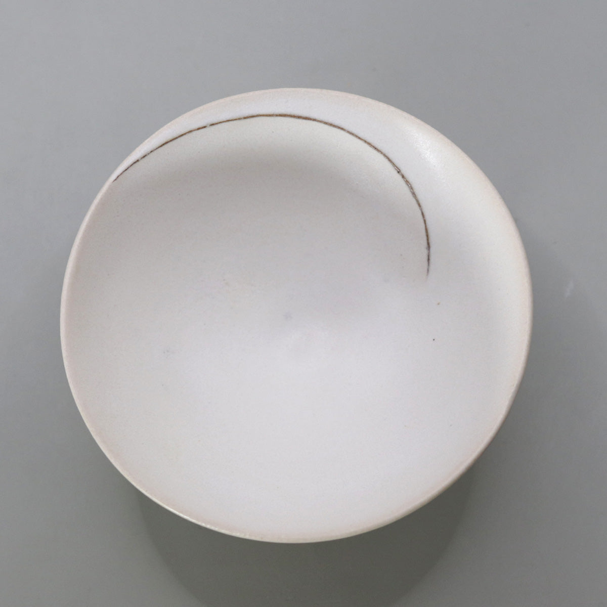 White glaze ridge line sake cup Yu Okada