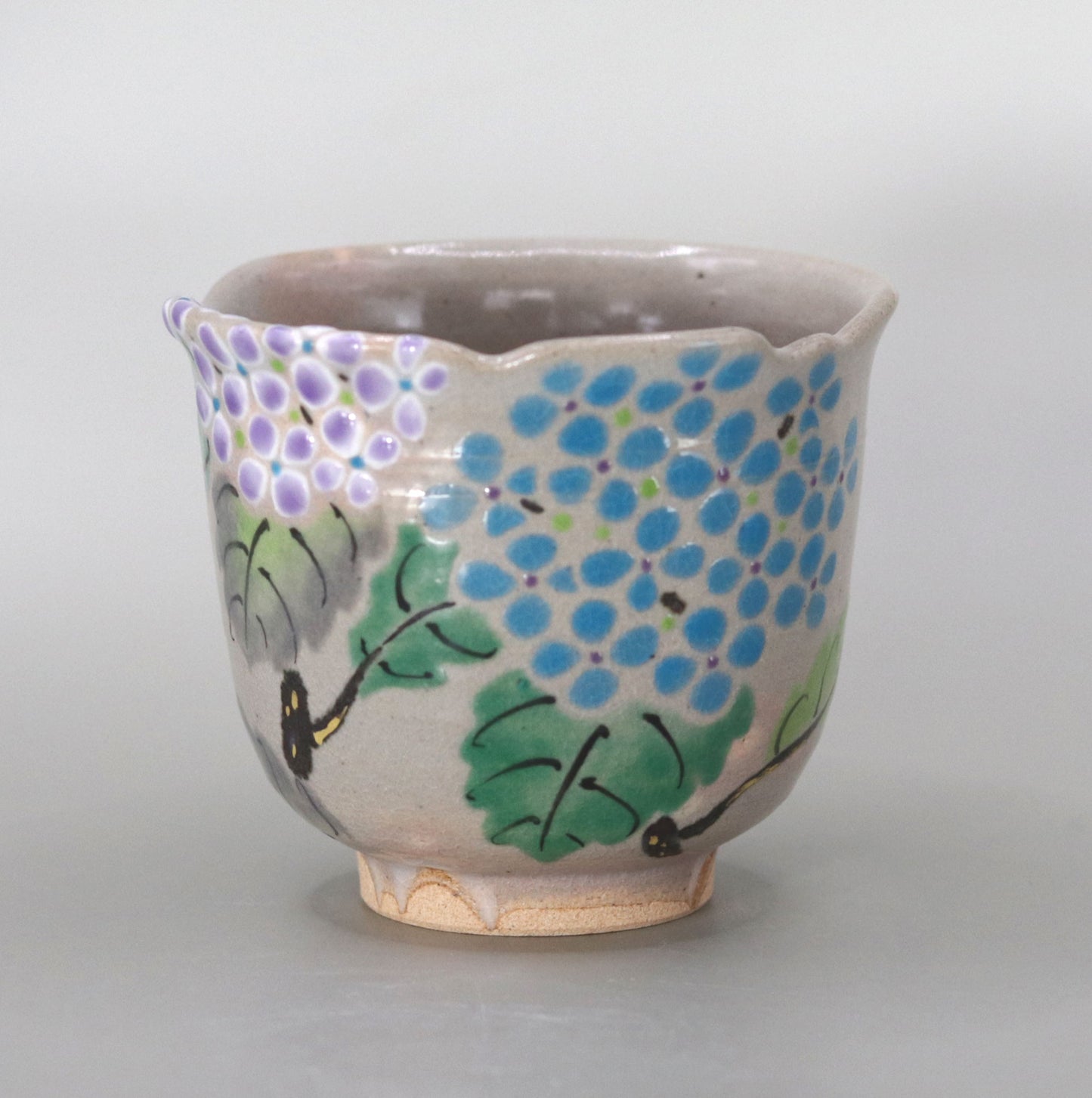 Kenzan's Sake Cup with a Picture of Shiba Hydrangea by Kousai Miyagawa