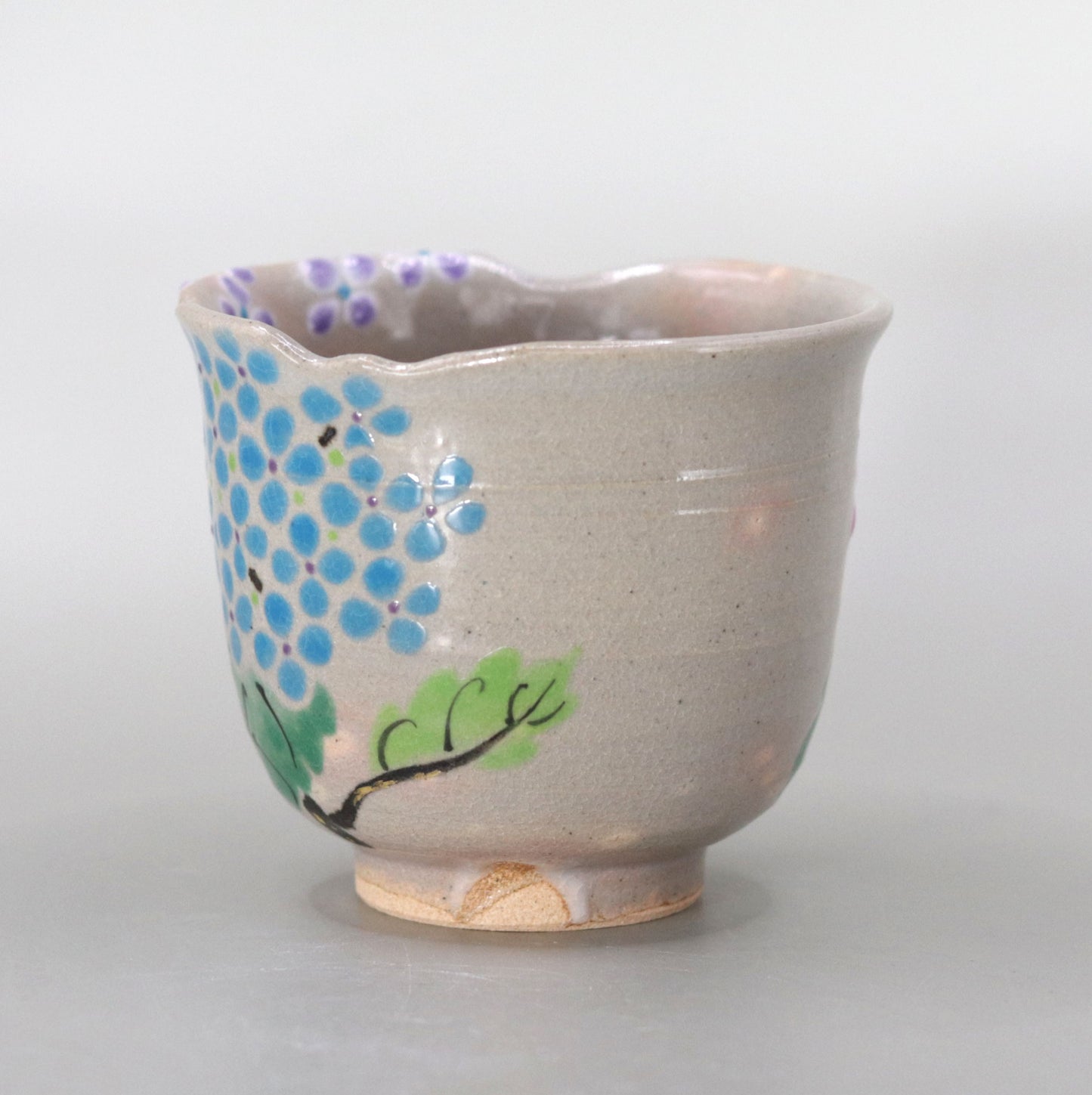 Kenzan's Sake Cup with a Picture of Shiba Hydrangea by Kousai Miyagawa