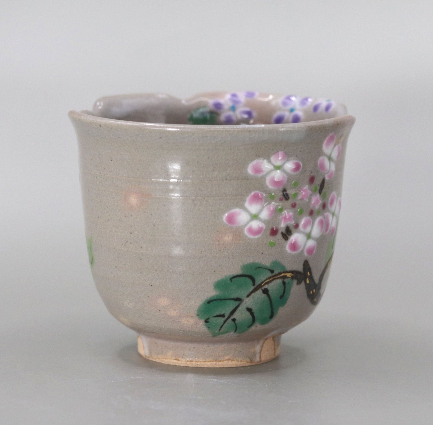 Kenzan's Sake Cup with a Picture of Shiba Hydrangea by Kousai Miyagawa