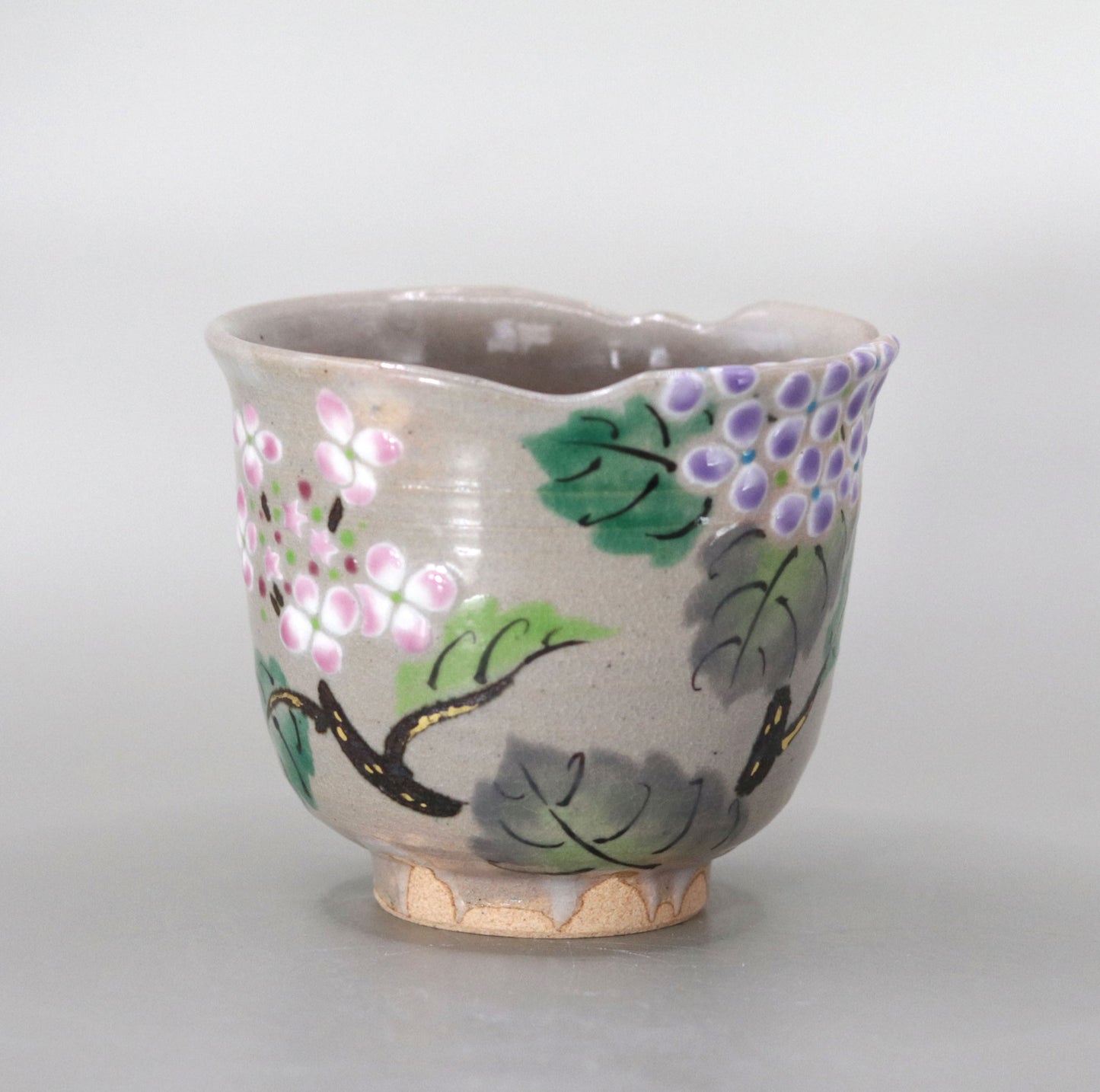 Kenzan's Sake Cup with a Picture of Shiba Hydrangea by Kousai Miyagawa